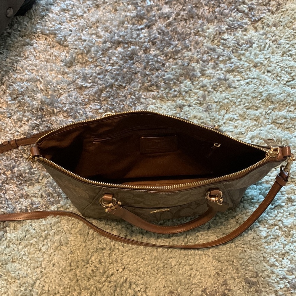 Coach - Picture 5 of 7